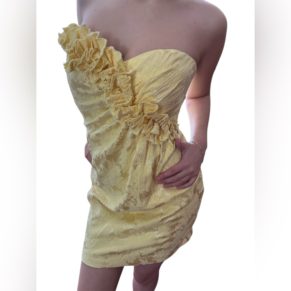 Maggy London Yellow floral Satin like Strapless Dress w/ ruffle top Size 4 - Picture 3 of 12